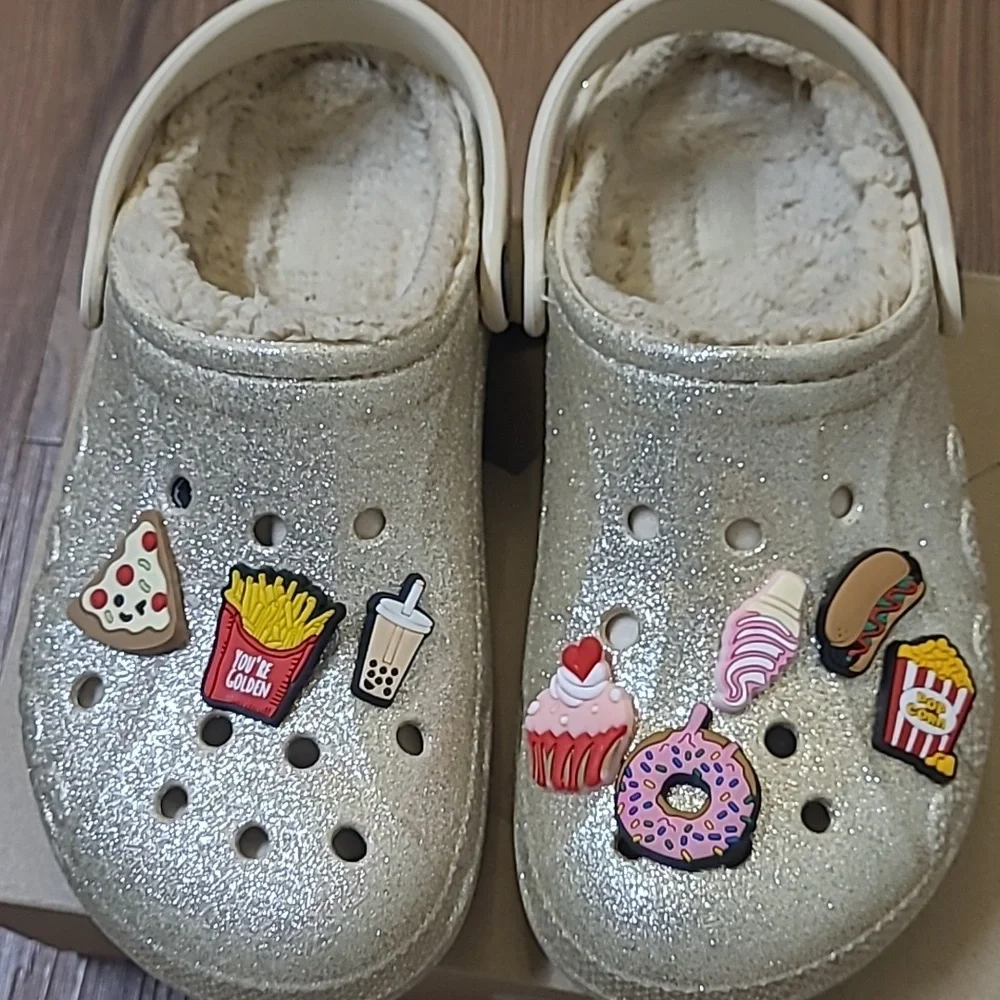 CROCS Kids Glittery Silver Slippers with Fun Charms used good condition.‎ zise 3